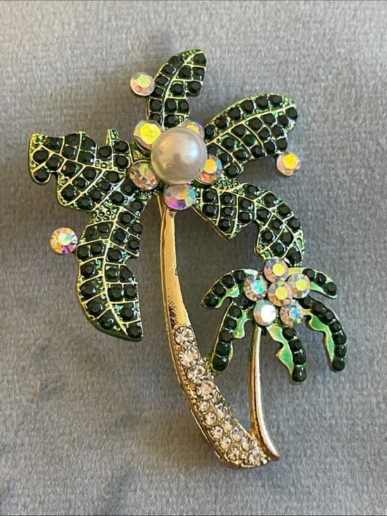 Jewelry - Palm Tree Rhinestone Brooch in Green with Pearl Accent
